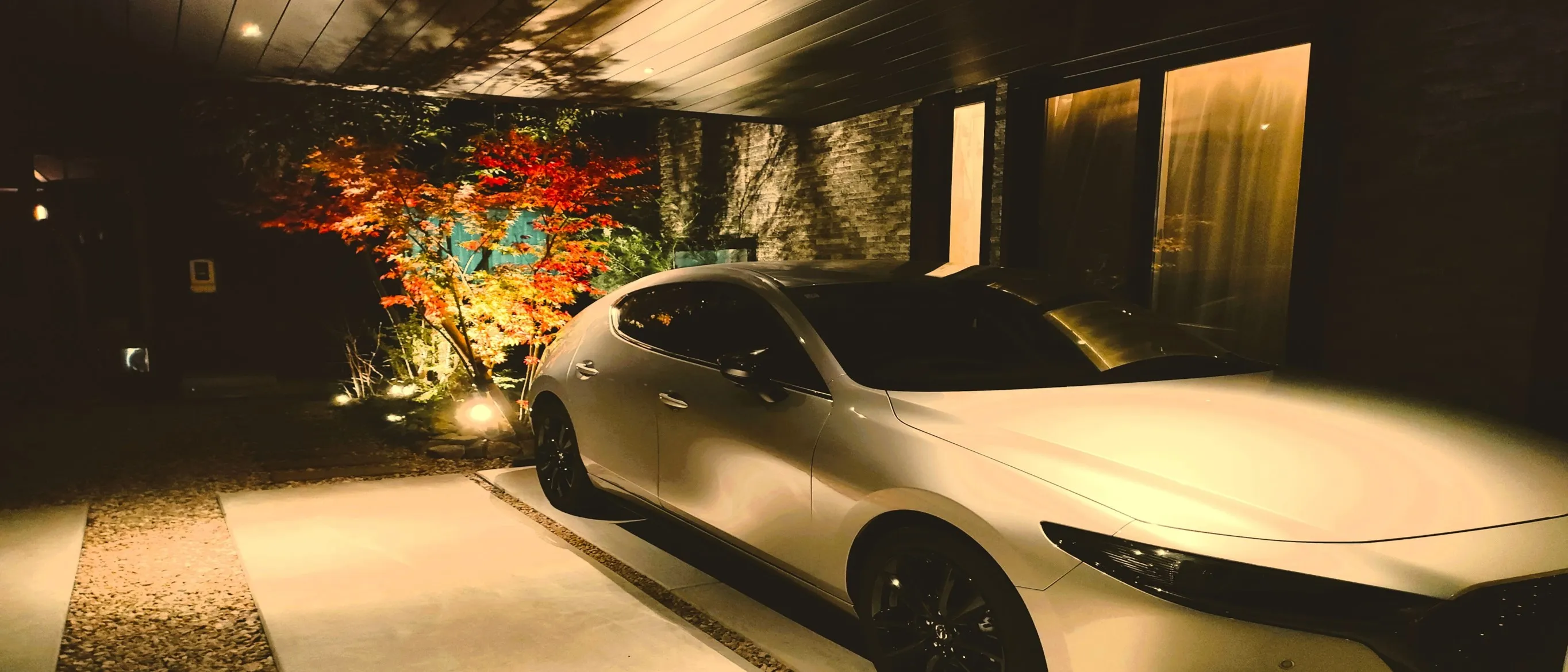 夜の外構。紅葉のライトアップと駐車したMAZDA3